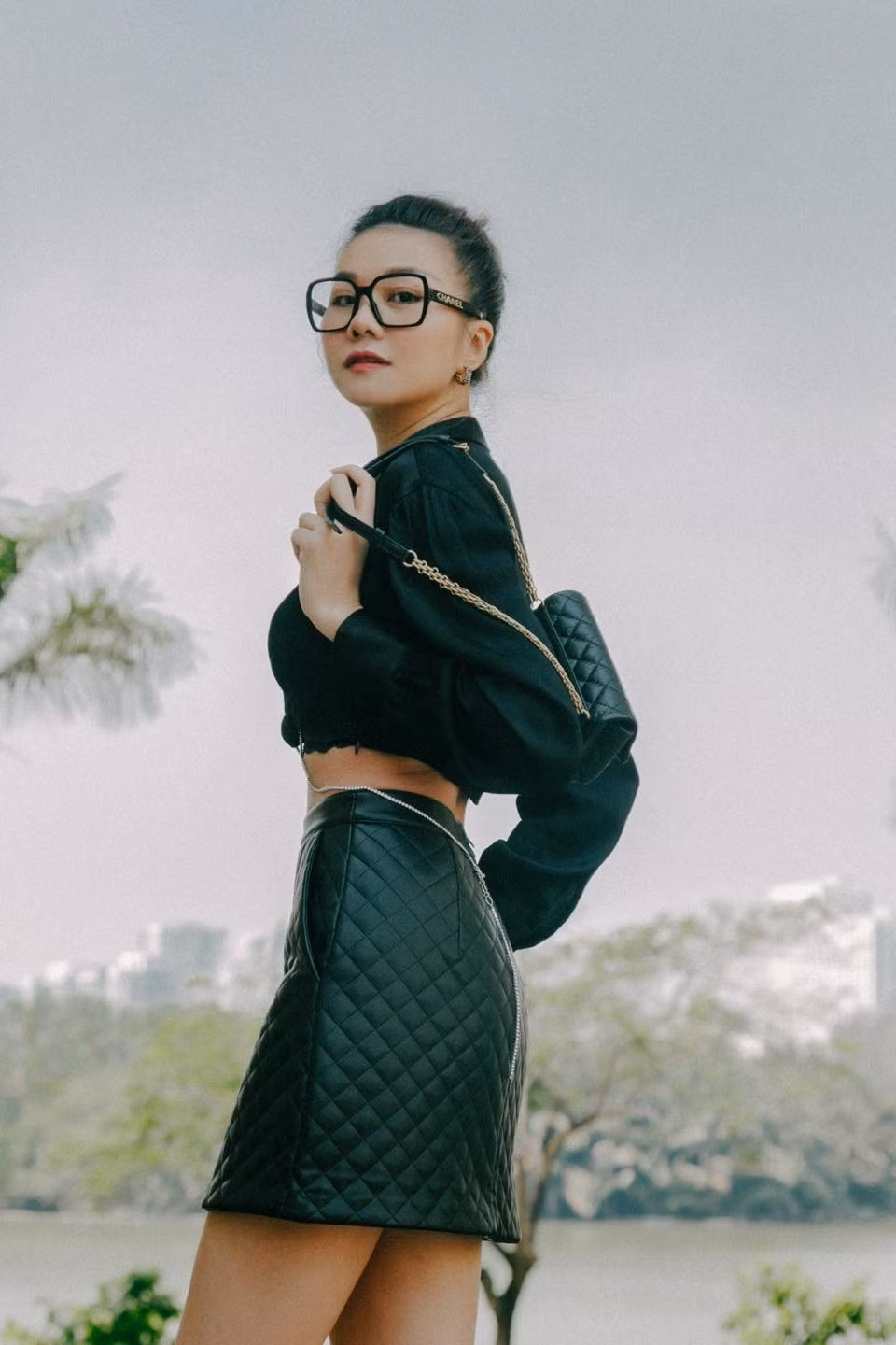 Áo crop top mix cùng chân váy hoặc quần ống suông giúp Thanh Hằng khoe vòng eo nhỏ xíu không một chút mỡ thừa.