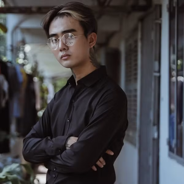 Về phía Đạt G, sau khi hứng đầy “gạch đá” từ các bình luận trên mạng, ngày 27/4, anh này cũng đưa ra lời giải thích: “Cảm ơn rất nhiều vì đã cho tôi một bài học hay trong cuộc đời mình. Để bản thân có thể hiểu hơn về sự thắng, thua của con người… Nghèo thì có nghèo thật, nhưng hèn thì chưa bao giờ hèn… Muốn chúc em thật nhiều niềm vui và may mắn trong cuộc sống, cảm ơn em. Chắc em đang rất vui khi bao người vào đây xé xác anh, em thành công rồi đó”. (Ảnh: Zing)