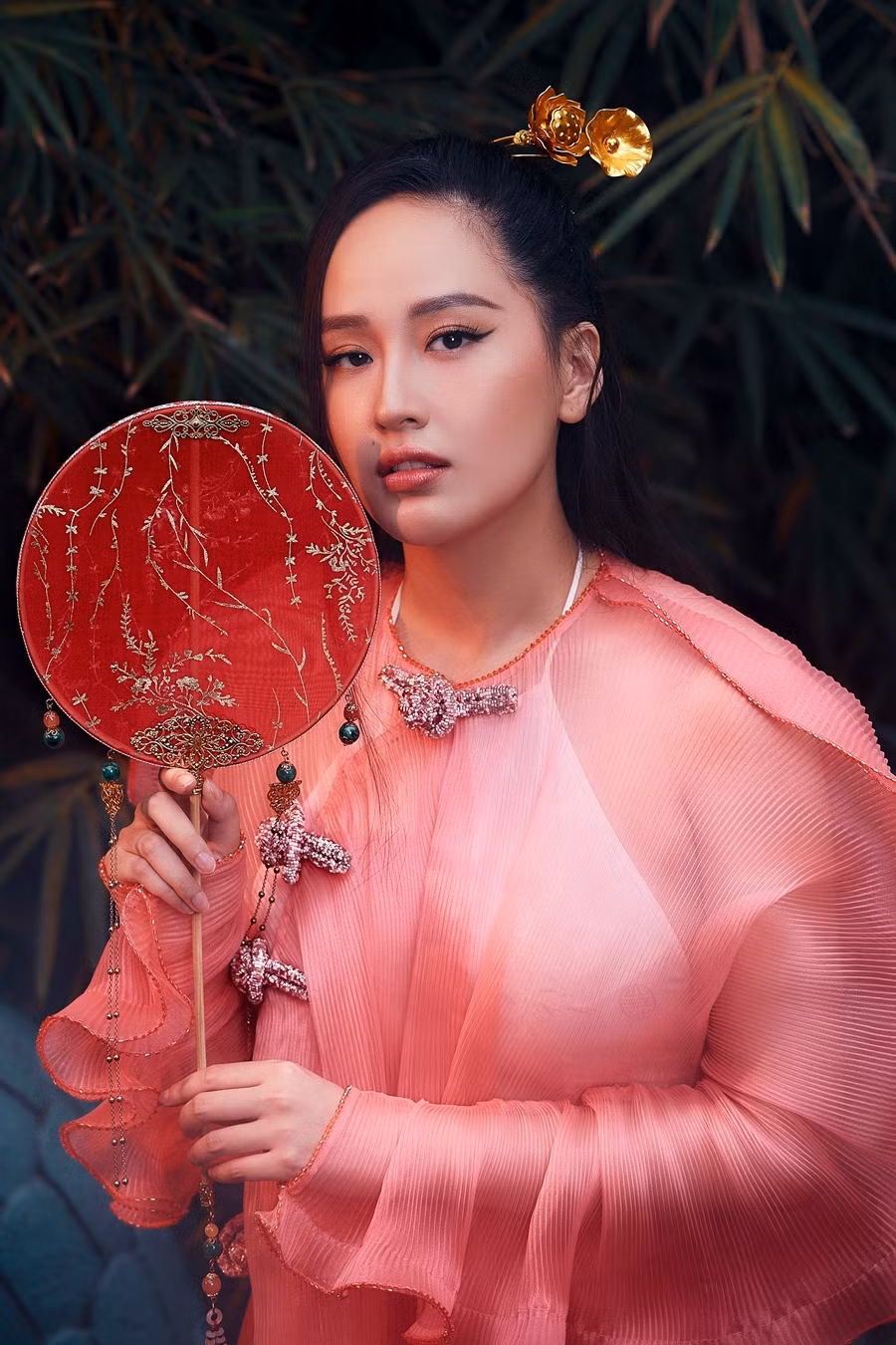 Trong trang phục áo dài xuyên thấu, phối yếm đào của NTK Thủy Nguyễn, Hoa hậu Mai Phương Thúy khoe khéo được vòng một căng tròn. Ảnh: Hoàng Phúc.