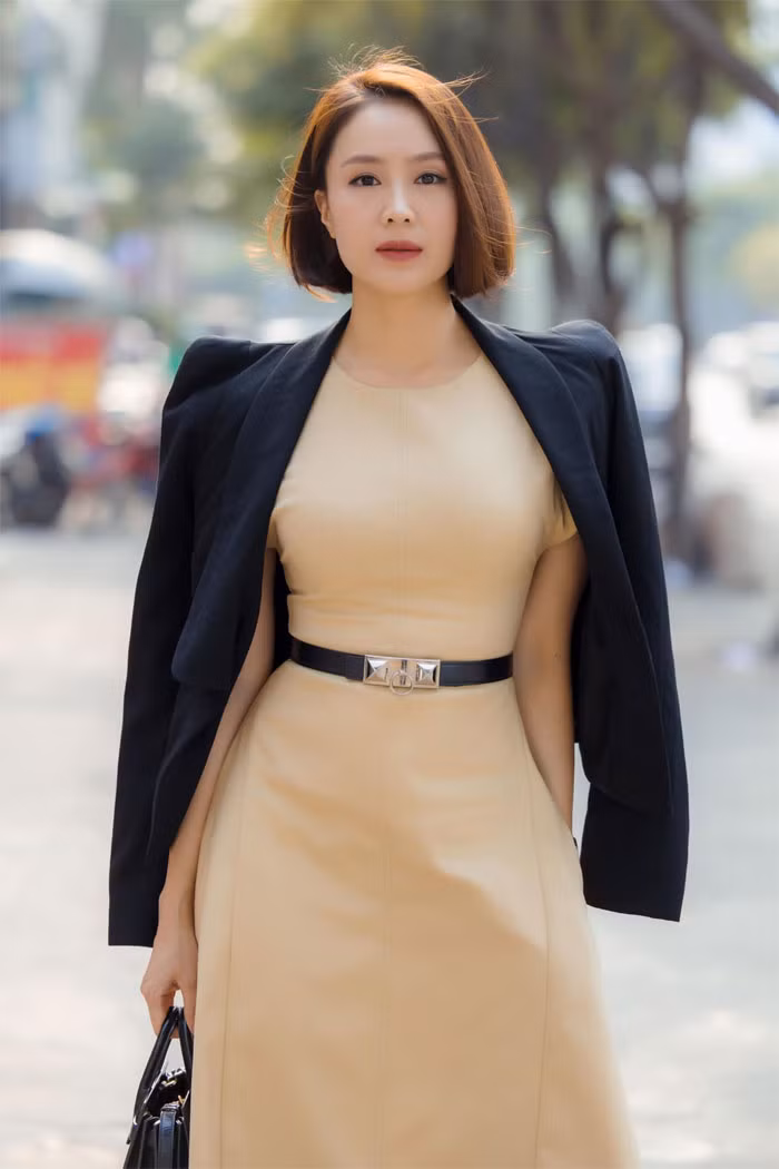 Vẻ ngoài sành điệu của Hồng Diễm hiện tại. (Ảnh: FBNV)