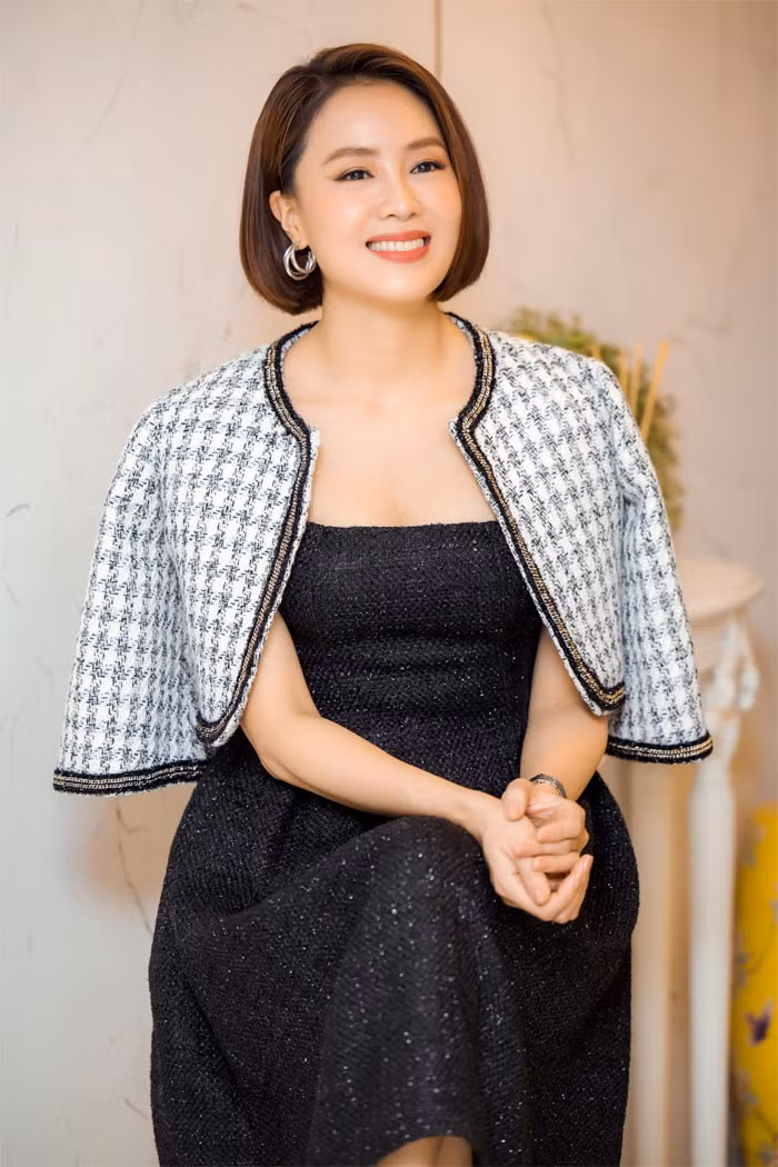 Mái tóc bob cùng những trang phục thiết kế phù hợp với nhân vật do Hồng Diễm đảm nhận trong "Hướng dương ngược nắng" giúp vẻ ngoài của cô trẻ trung và sắc sảo hơn rất nhiều so với 4 năm trước. (Ảnh: FBNV)