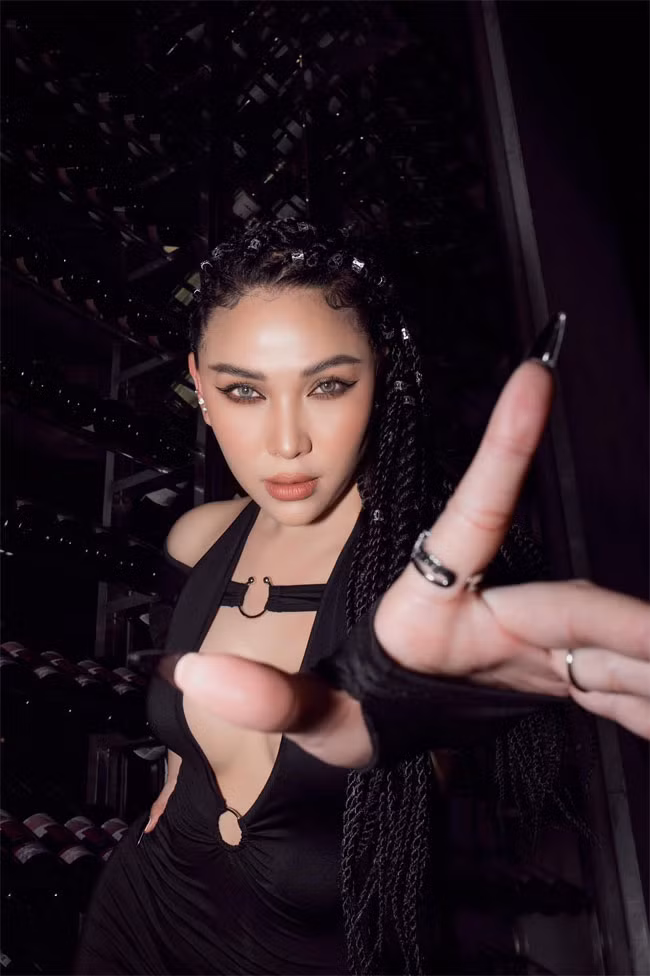 "Tôi khóa trang cá nhân vì dân mạng không hề biết thực hư câu chuyện. Tôi cảm thấy nên khóa bình luận để bảo vệ an toàn cho mình và những điều xảy ra xung quanh...", Quỳnh Thư giải thích lý do khoá Facebook cá nhân vào thời điểm lộ clip được cho là xuất hiện bên chồng Diệp Lâm Anh.