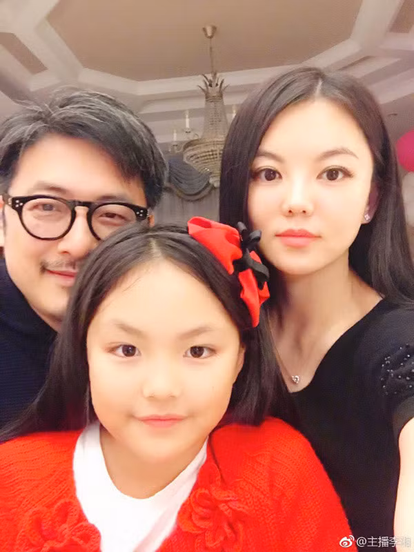 MC nổi tiếng Lý Tương ngoài chọn trường quốc tế đắt tiền cho con gái Vương Thi Linh, cô còn cho con gái học chơi golf, học các kỹ năng xã hội để con tự tin hành xử trong giới thượng lưu. Học phí mẫu giáo của con gái Lý Tương là 200.000 NDT/năm (khoảng 700 triệu đồng/năm).