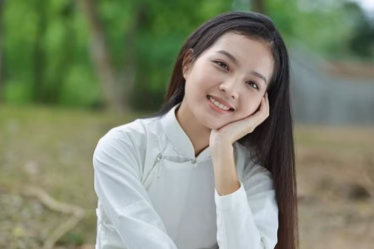 Ngoài đời, cô gái sinh năm 1997 là người sống khép kín, ít khi chia sẻ cuộc sống riêng tư với truyền thông.