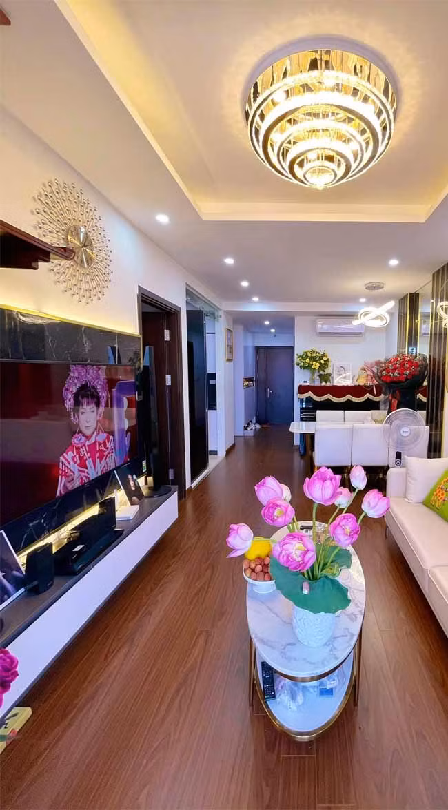 Trên trang cá nhân, nữ MC xinh đẹp thường khoe hình ảnh gia đình hạnh phúc, những bữa ăn ấm cúng được bày biện đẹp mắt.