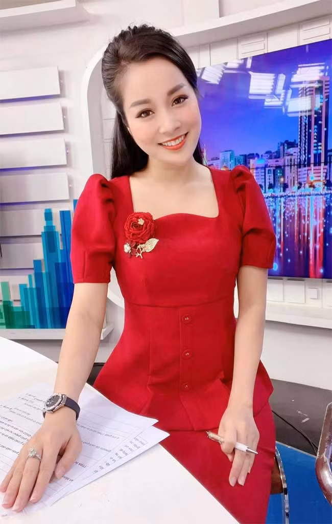 Minh Hương đã có nhiều năm gắn bó với vị trí MC, BTV của kênh truyền hình ANTV và vừa mới tham gia bộ phim truyền hình "11 tháng 5 ngày".