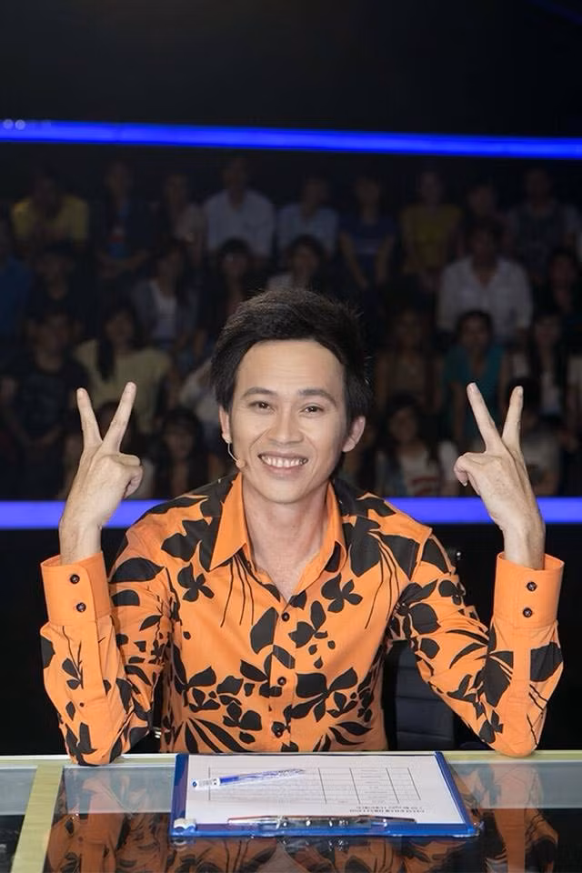Không chỉ tham gia diễn hài, đóng phim, Hoài Linh còn rất đắt show giám khảo, MC, trong các chương trình như “Gương mặt thân quen”, “Tôi là người chiến thắng – The Winner Is”, “Ơn giời! Cậu đây rồi”, “Vietnam's Got Talent”. (Ảnh: FBNV)