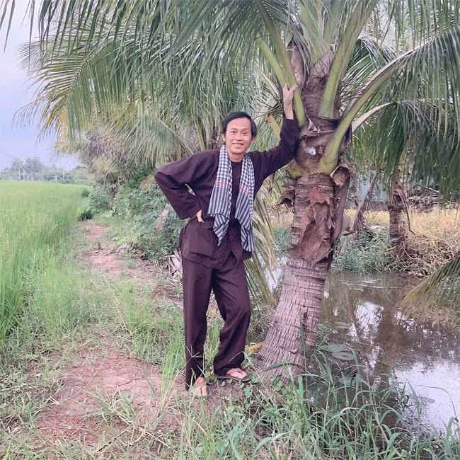 Thỉnh thoảng Hoài Linh vẫn nhận lời mời đóng phim, đi diễn ở tỉnh, nhưng phần lớn thời gian anh dành để chăm sóc cây cối, vật nuôi như một người nông dân chính hiệu. (Ảnh: FBNV)