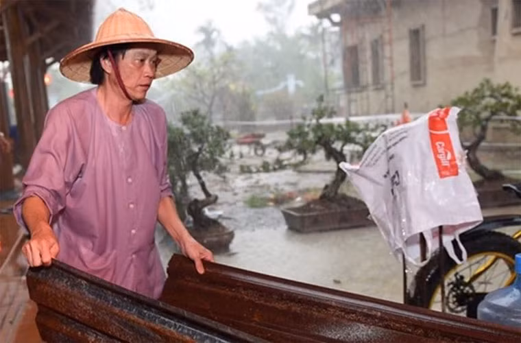 Khoảnh khắc Hoài Linh mặc áo bà ba, đội nón lá sửa chữa một khu nhà thờ bị dột giữa trời mưa khiến khán giả xúc động. (Ảnh: FBNV)