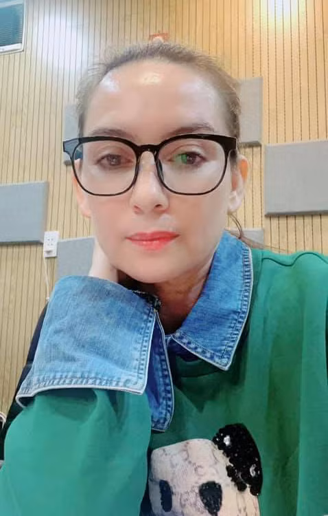 Đường tình duyên của Phi Nhung rất lận đận. Phi Nhung thừa nhận từng yêu và sống như vợ chồng với 2 người đàn ông. Tuy nhiên, hiện tại, ở tuổi U50 cô vẫn một mình lẻ bóng. Ngoài Wendy, Phi Nhung có 23 con nuôi, trong đó có ca sĩ trẻ Hồ Văn Cường. (Ảnh: FBNV) Xem video "Chuyện chưa kể về ca sĩ Phi Nhung". Nguồn VTC1