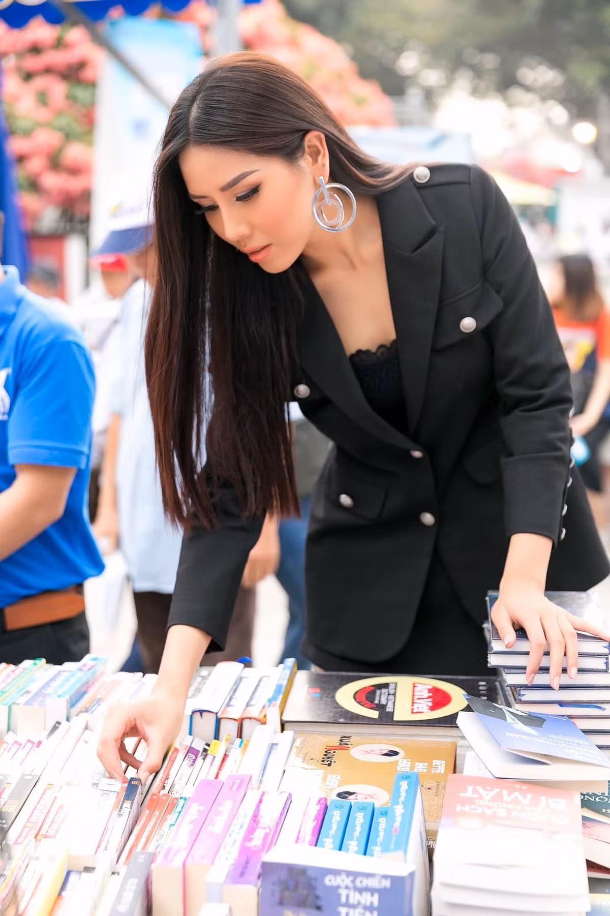 Nguyễn Thị Loan có niềm đam mê đọc sách. Người đẹp chia sẻ: "Đọc sách giúp mình bớt “nhạt”... nhất là trong mùa dịch buồn như thế này". Ảnh: Kiệt Võ.