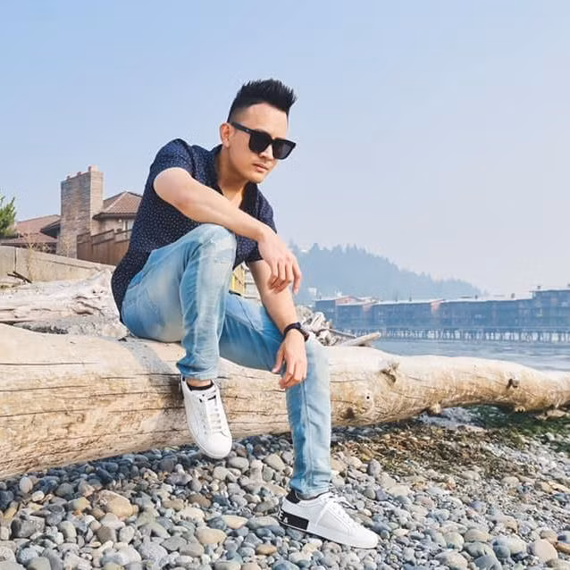 Con trai Hoài Linh được khen đẹp trai như soái ca vì sở hữu nét duyên, tài hoa không kém người bố nổi tiếng.