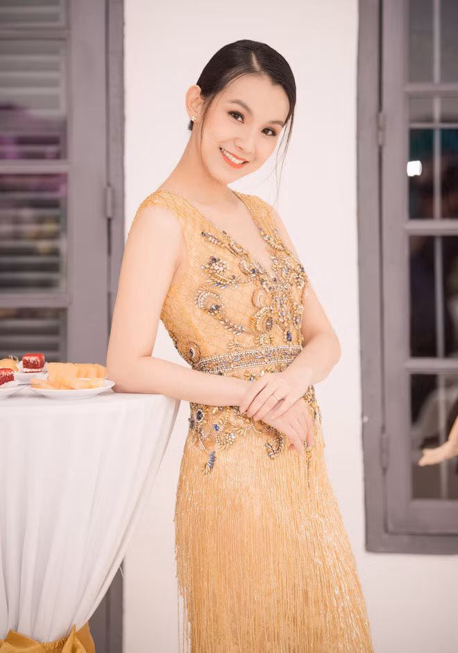 Vóc dáng thon gọn và khuôn mặt tươi tắn giúp Thùy Lâm trẻ hơn so với tuổi.