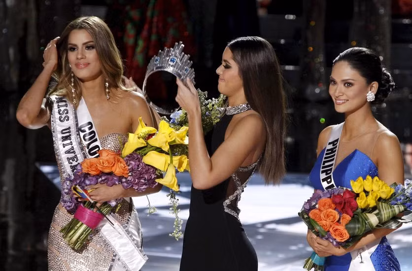 Năm 2015, trong cuộc thi Hoa hậu Hoàn vũ, khi Hoa hậu Colombia đã được trao xong vương miện và sải những bước chân đầu tiên trong ngôi vị hoa hậu thì MC Steve bất ngờ thừa nhận mình đã nhầm lẫn khi đọc tên người chiến thắng. (Ảnh: New York Times)