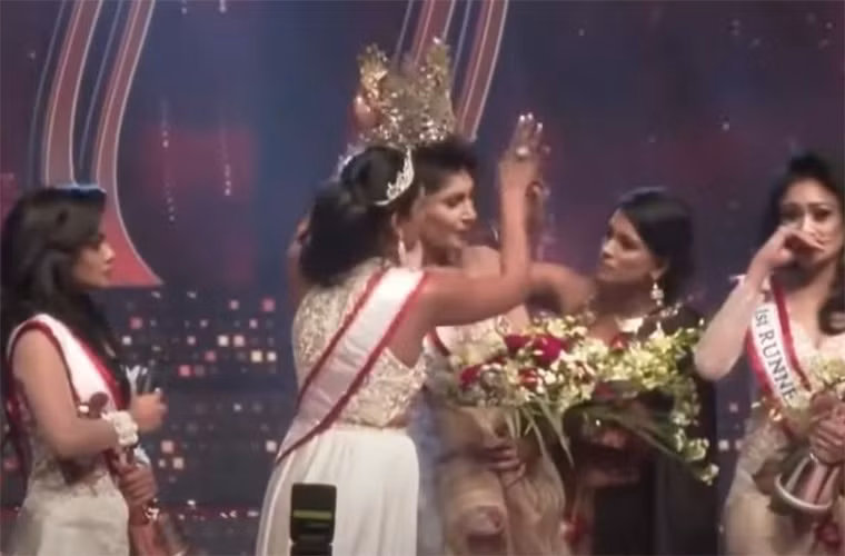 Mới đây nhất, trong đêm chung kết cuộc thi Hoa hậu Quý bà Sri Lanka 2021, Hoa hậu Quý bà Sri Lanka 2019 Caroline Jurie đã xông lên sân khấu rồi cướp lấy vương miện của tân hoa hậu để trao cho á hậu 1 cuộc thi. (Ảnh: Daily Mail)