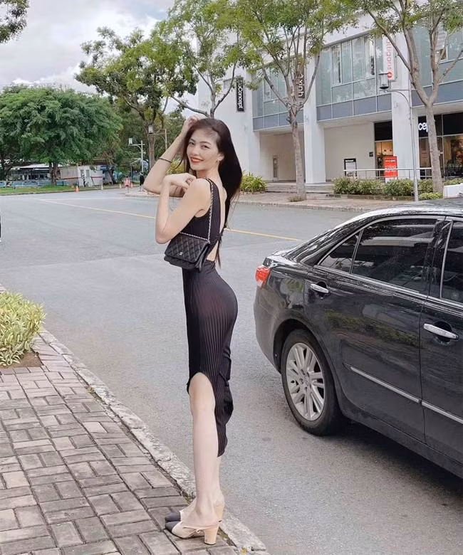 Mỹ nhân gốc Lâm Đồng còn có ưu điểm đôi chân dài và chiều cao đáng mơ ước.