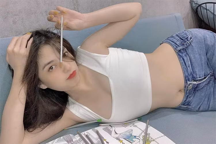 Uyên Endy sinh năm 1997, là một hot girl được nhiều người theo dõi trên mạng xã hội.