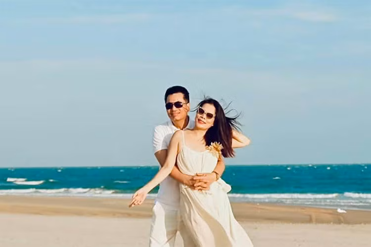 Mỹ Lệ cho biết, cô và ông xã không tránh khỏi lúc "xô bát xô đũa" nhưng mỗi lúc như vậy cô lại áp dụng chiêu "cơm sôi bớt lửa" để giữ hoà khí gia đình.