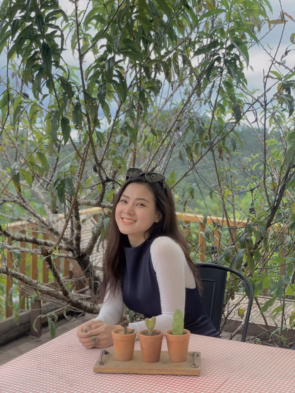 Giọng ca sinh năm 1993 sở hữu vóc dáng chuẩn, gương mặt xinh đẹp, thanh tú cùng nụ cười rạng rỡ.