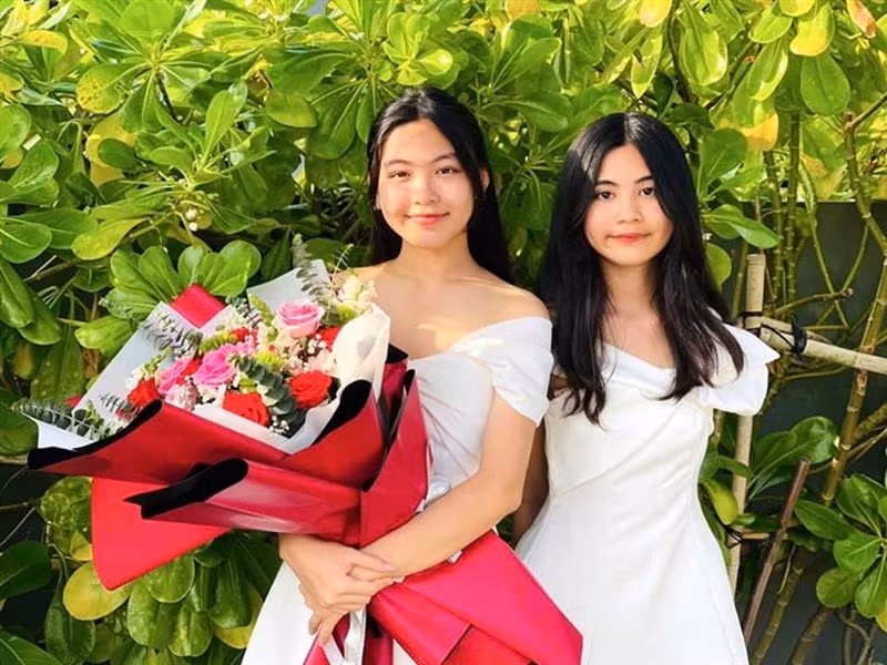 Nhiều bạn bè đã khuyên vợ chồng Quyền Linh cho hai con gái thi trường Sân khấu Điện ảnh. Bản thân nam MC tiết lộ, từng muốn "trải đường" cho con vào showbiz bằng mối quan hệ và sức ảnh hưởng của bản thân.