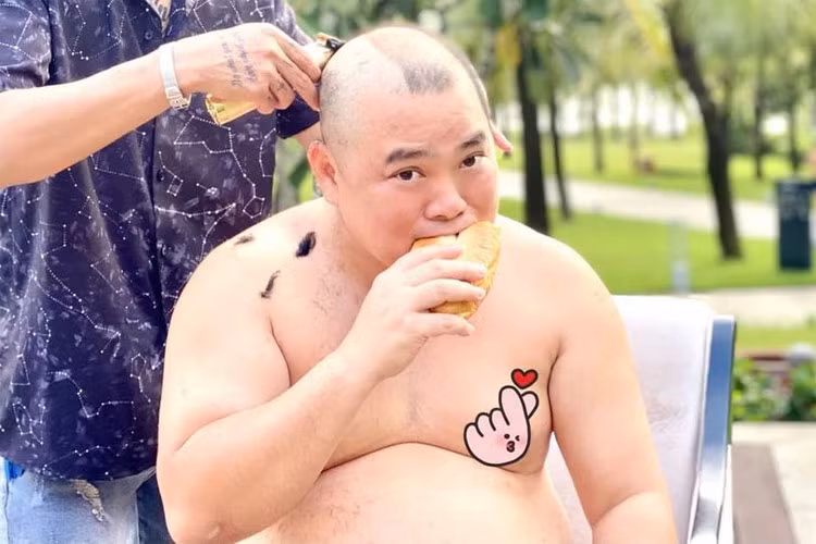 Nhạc sĩ "Đứa bé" nhờ người cắt tóc cho mình trong những ngày trên đảo.