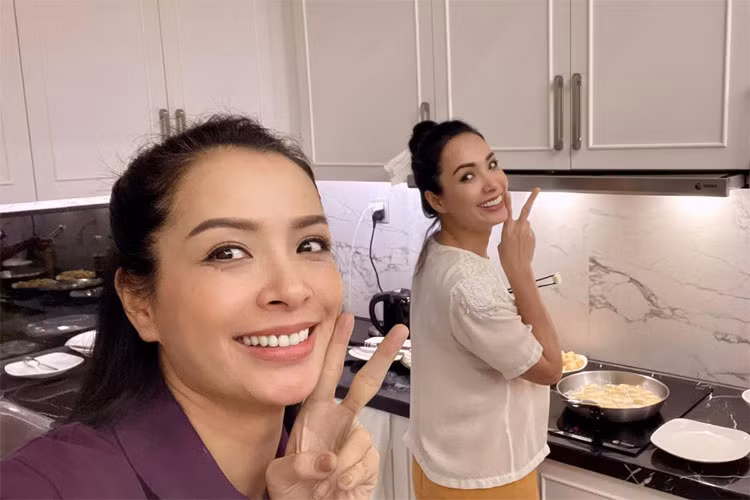 Đại gia đình Thúy Hạnh thuê khách sạn dạng căn hộ để nghỉ dưỡng nên chỗ ở có đủ bếp núc cho hai chị em nấu nướng cho cả nhà trong những ngày giãn cách.