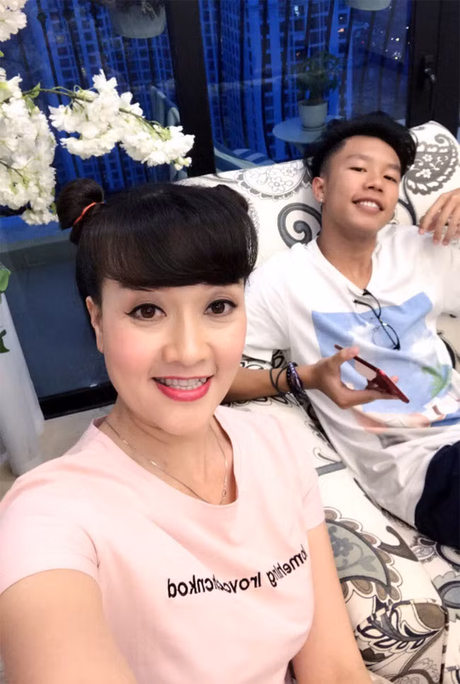 "Nhím rất cá tính, sống tình cảm, hiếu thảo. Đi đâu, ăn gì cũng mua về cho mẹ. Hôm thì ngô xào, hôm thì bánh tráng trộn, hôm thì cháo hay thịt xiên. Đặc biệt, Nhím rất tiết kiệm cho mẹ và biết tiêu tiền”, Vân Dung khen con trai.