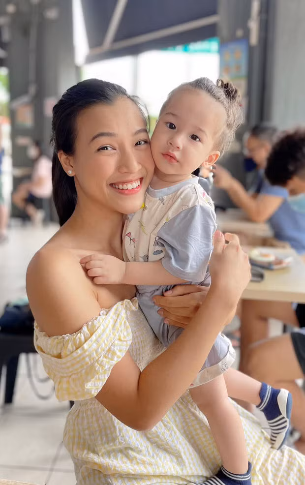 Mới đây, quý tử nhà Hoàng Oanh - cậu bé Max thu hút sự chú ý khi được mẹ cho "lên sóng". Max sở hữu mái tóc dài xoăn tít, được buộc cao gọn gàng.