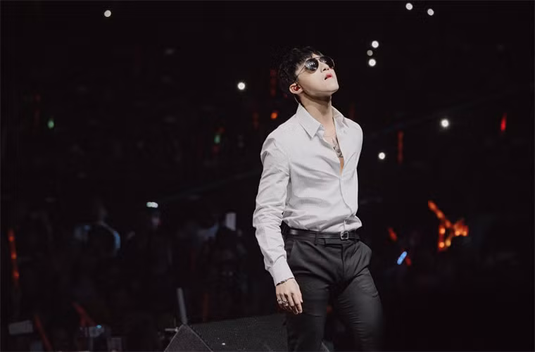 Nam ca sĩ sinh năm 1994 còn được mệnh danh là “Hoàng tử V-pop”. Anh còn được xem là một biểu tượng thời trang của Việt Nam, mặc dù phong cách thời trang của Sơn Tùng hay bị so sánh với G-Dragon.