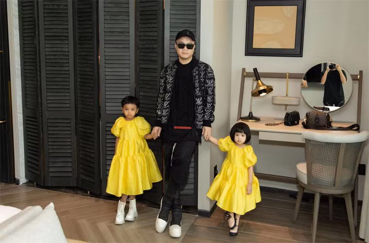 Ngoài thương hiệu thời trang của gia đình, Đỗ Mạnh Cường không tiếc tiền mua hàng hiệu cho các con.