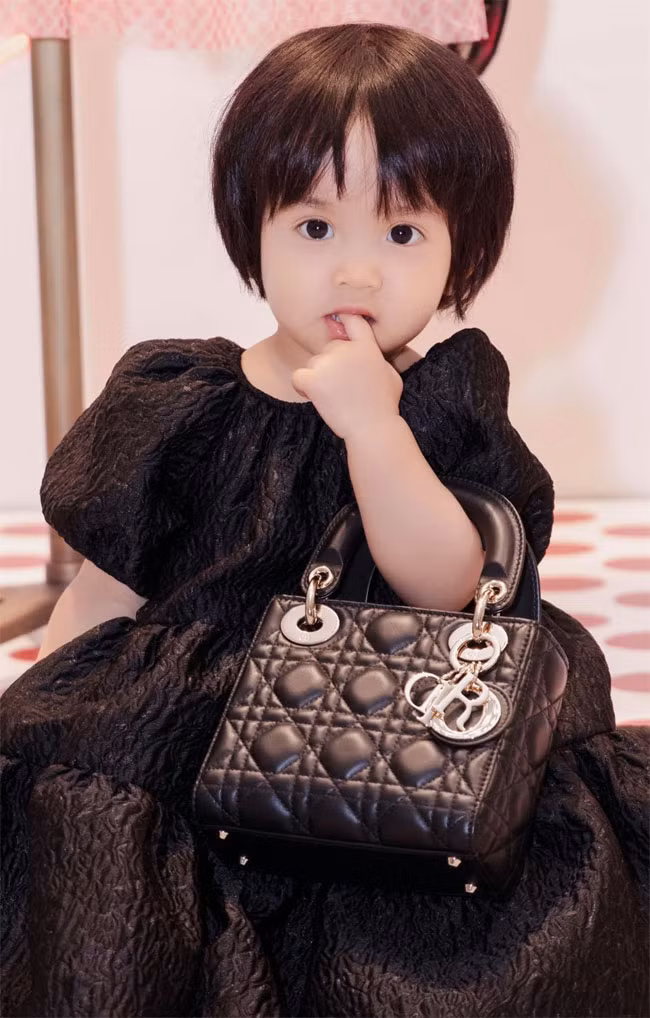 Ngoài quần áo, phụ kiện của các bé cũng đều là những thương hiệu nổi tiếng thế giới.