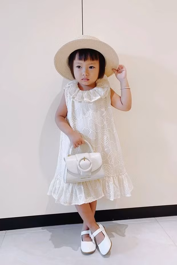 Mới đây NTK Đỗ Mạnh Cường nhận nuôi thêm bé gái thứ 8 và hình ảnh bé Sóc ngày đầu đến trường với trang phục toàn màu trắng, đeo túi hàng hiệu gây chú ý.