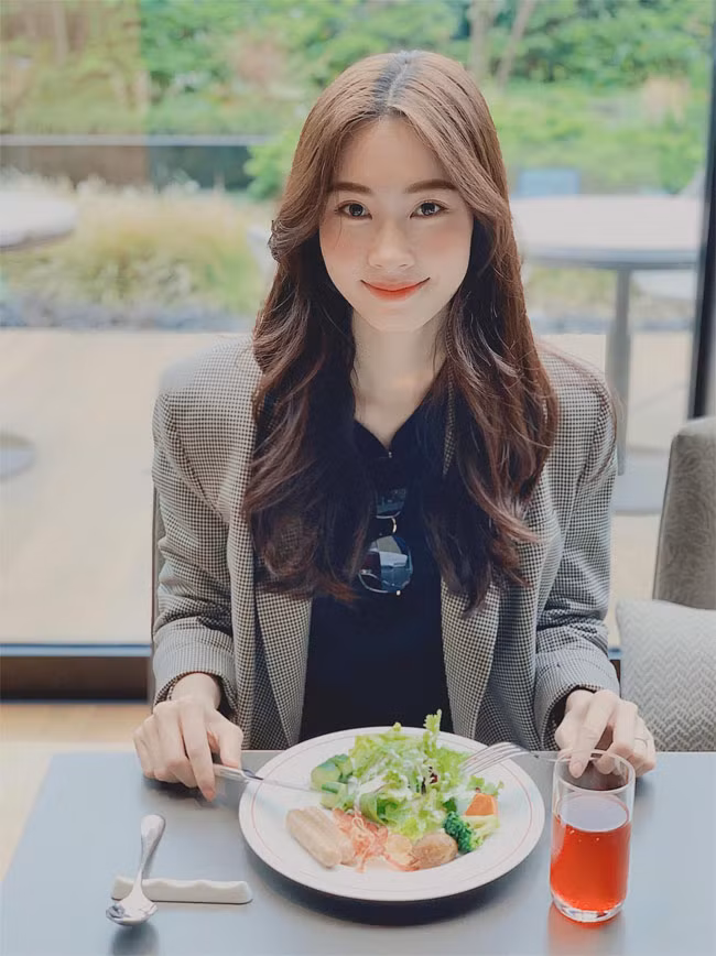 Dù không bao giờ ăn mặc hở hang để khoe body, nhưng Thu Thảo luôn có sức cuốn hút rất mạnh.