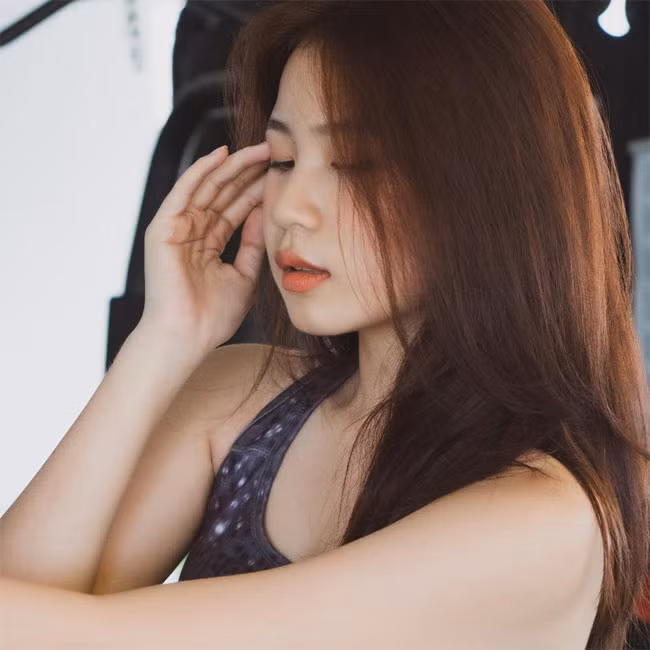 Con gái 16 tuổi của Lưu Thiên Hương sở hữu khuôn mặt ưa nhìn cùng thân hình cân đối.
