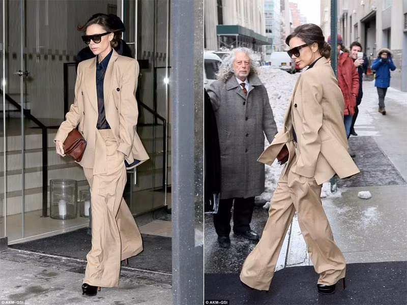 Style quần trùm giầy, áo vest quá khổ mà Victoria Beckham mặc khi dạo phố New York hồi năm 2017 bị chê xấu tơi tả. (Ảnh: AKM-GSI)