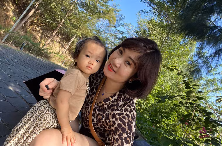 Nguyệt Hằng và con gái út.