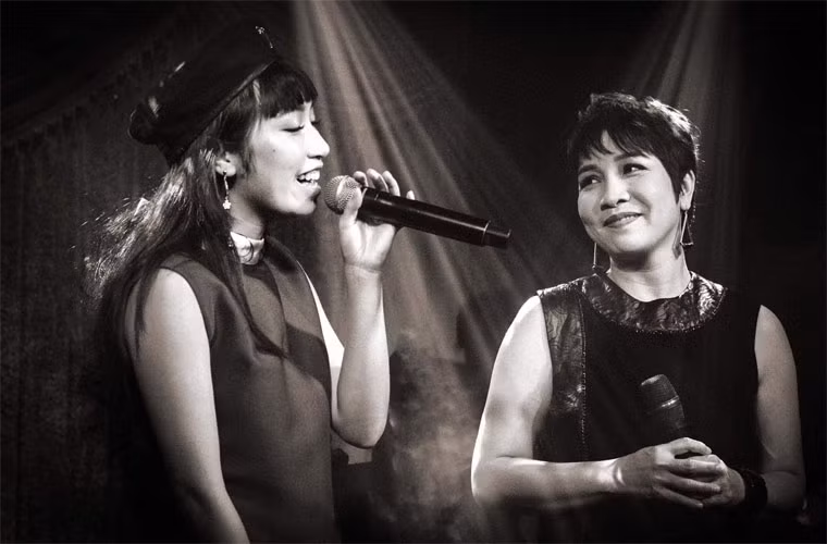 Mỹ Anh ở tuổi 19 thu hút người đối diện bởi vẻ đẹp hiện đại, cá tính. Con gái Mỹ Linh có khuôn mặt pha trộn giữa nét đẹp của bố và mẹ.