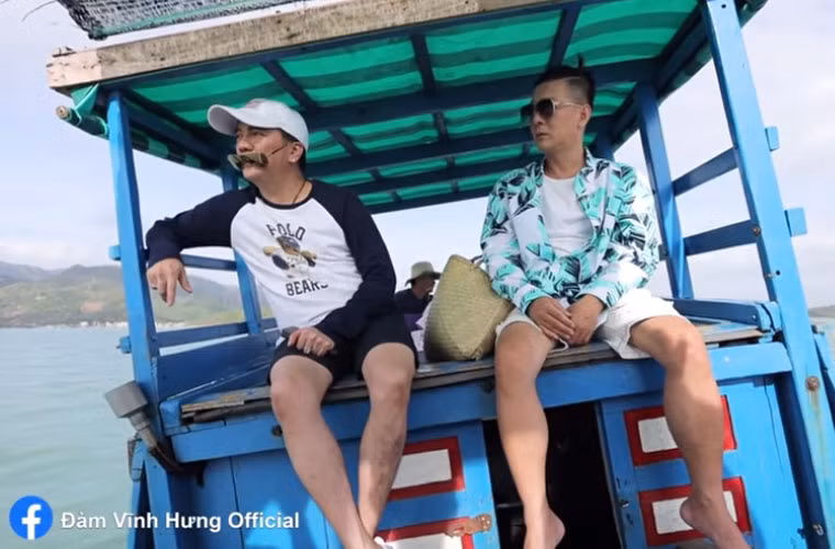 Hai nam ca sĩ khiến khán giả thích thú với những màn đối đáp qua lại từ tranh cãi mở túi của ai trước, ăn đồ ăn gì mới tươi ngon…