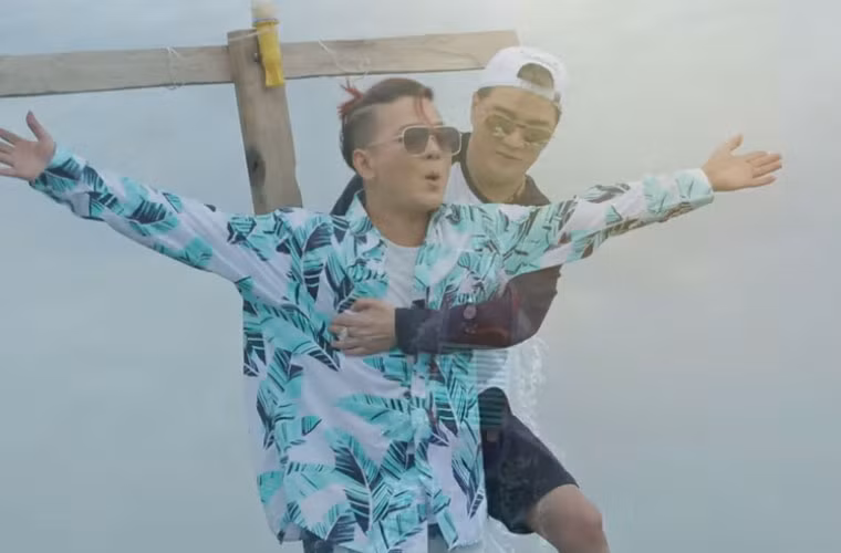 Đến màn câu cá, Đàm Vĩnh Hưng nói: “Tao chưa thấy ai đi câu mà mặc cái áo lòe loẹt, đội cái nón tím rịm… vái trời vái đất cho mày đứt cần câu đi…”.