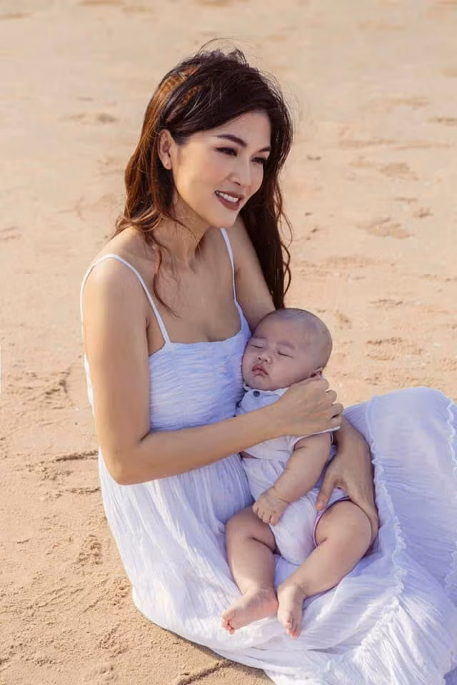 Hai con lớn của Oanh Yến là kết quả mối tình của cô với bạn trai cũ. Còn 4 nhóc tì sinh sau là con của cô và bạn trai hiện tại, doanh nhân Quang Tấn.