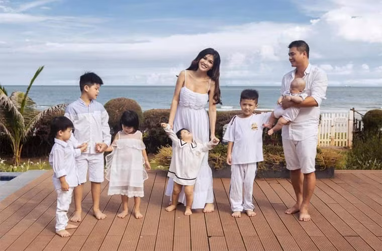 Cô còn gây chú ý vì là hoa hậu đông con nhất showbiz Việt với 6 nhóc tì. Hiện người đẹp sinh năm 1986 đang sống hạnh phúc bên bạn trai và 6 con, 4 trai 2 gái.