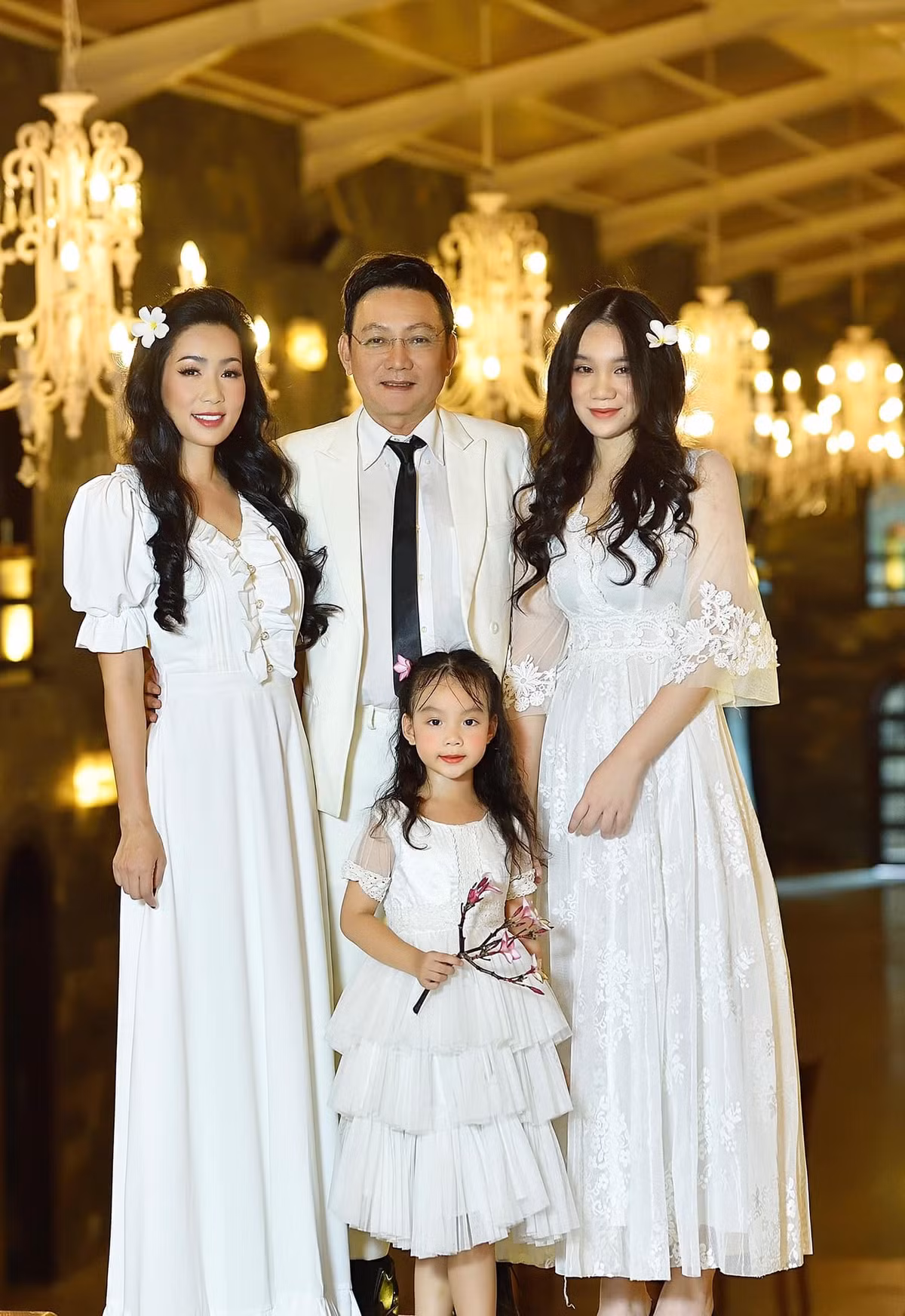 Cặp đôi có với nhau hai cô con gái xinh xắn đáng yêu. Ảnh: Thái Nhàn.