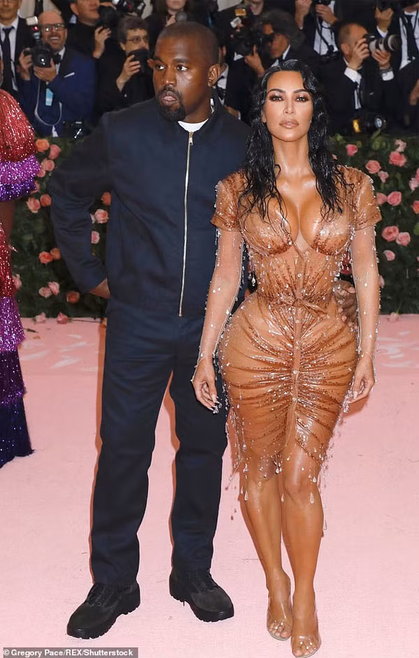 Ro tin Kim Kardashian - Kanye West ly hon, tai san chung chia the nao?