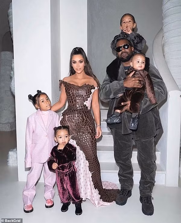 Ro tin Kim Kardashian - Kanye West ly hon, tai san chung chia the nao?-Hinh-2