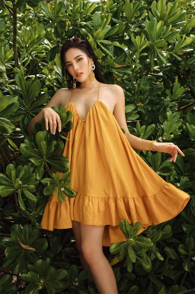 Ngoài những lúc diện style ngầu, Kỳ Duyên cũng thích kiểu váy áo sexy, nữ tính như thế này.