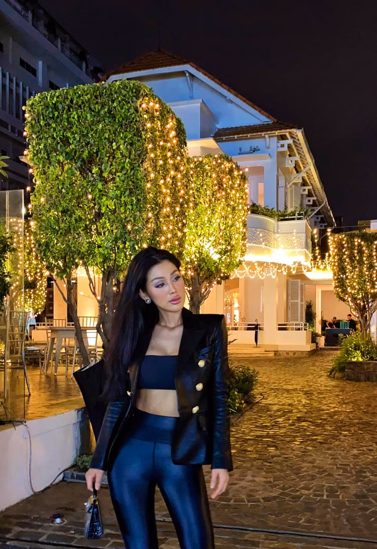 Dù bận rộn với công việc "bỉm sữa" nhưng người đẹp vẫn dành thời gian tập gym để tăng cường sức khỏe và giữ gìn vóc dáng, đặc biệt duy trì vòng 3 nảy nở mang "thương hiệu" của Đinh Phương Ánh.