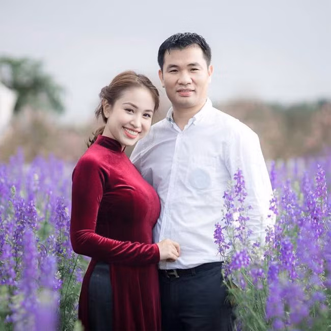 Trải qua những khó khăn trong cuộc sống, số phận cũng mỉm cười với Vân Hugo. Năm 2018 cô tiết lộ có tình yêu đẹp với một doanh nhân nhiều năm kinh nghiệm trong lĩnh vực giáo dục.