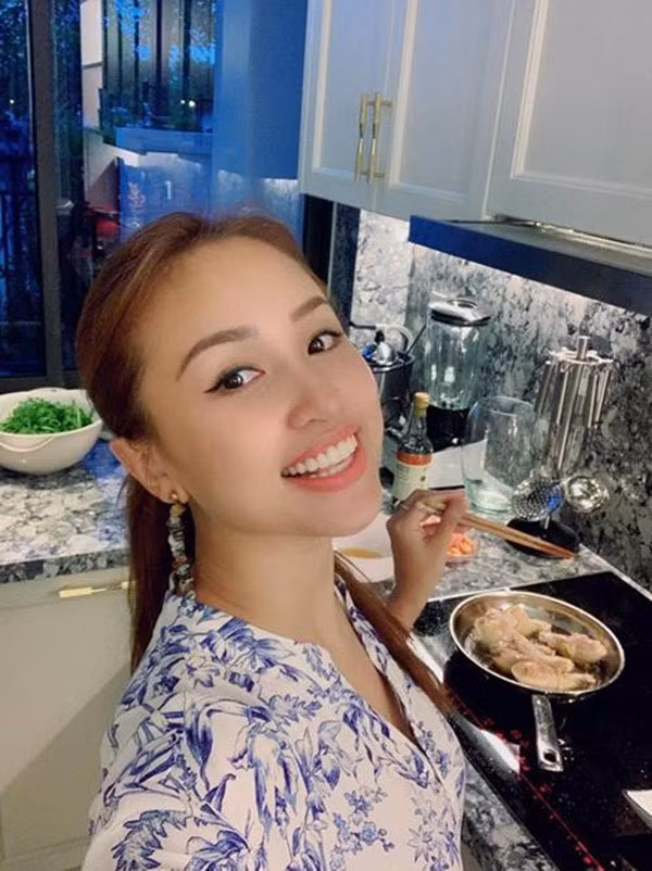 Trên trang cá nhân, nữ diễn viên “Nhật ký Vàng Anh” thường xuyên khoe bữa cơm gia đình do cô nấu hay việc trang trí nhà cửa.