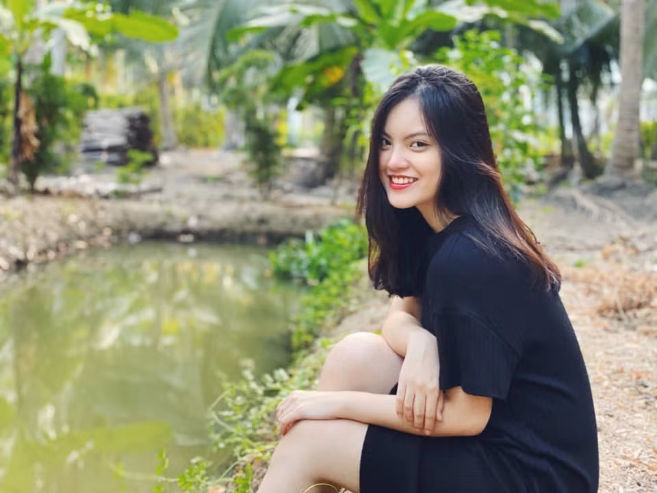 Sunny Đan Ngọc là sinh viên Nhạc viện TP HCM. Mỹ nhân tuổi 20 từng gây chú ý khi tham gia chương trình "Giọng ải giọng ai" với màn song ca cùng ca sĩ Ali Hoàng Dương.