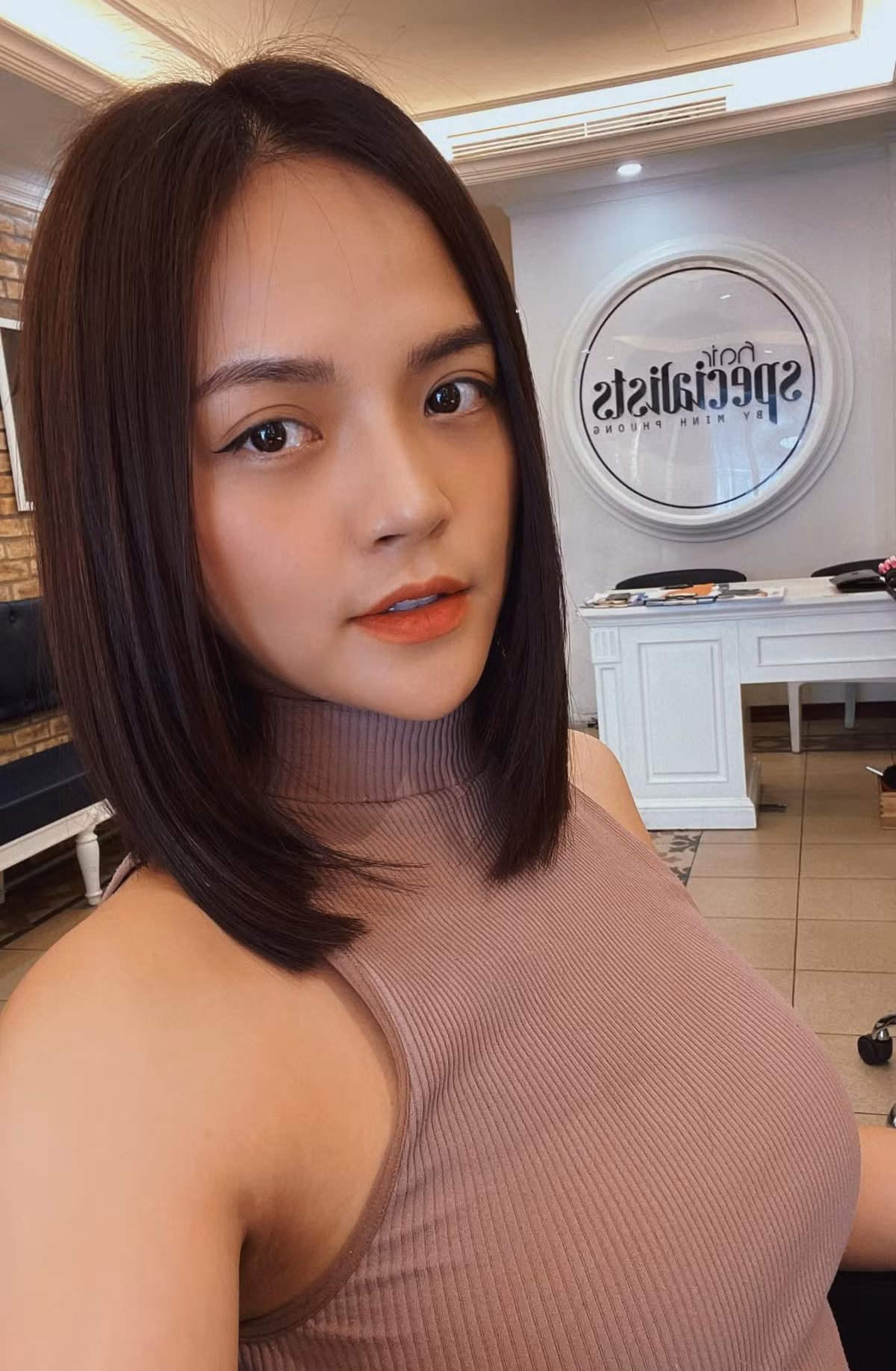 "Cằm chị Quỳnh như vậy sẵn rồi. Hồi xưa xem Hoa hậu Việt Nam, ấn tượng với chị ấy lắm luôn. Xinh mà lại cùng tên với mình nên nhớ mãi", một fan trùng tên với Thu Quỳnh lên tiếng bênh vực thần tượng.